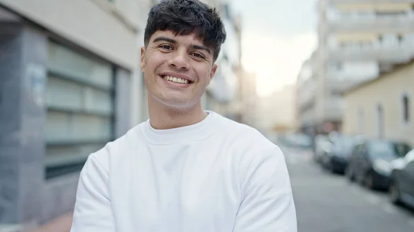Jovem Hispânico Sorrindo Confiante Rua — Fotografia de Stock