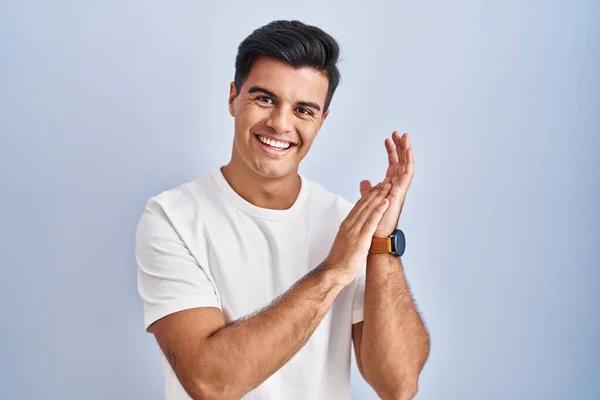 Hispanic Man Standing Blue Background Clapping Applauding Happy Joyful Smiling — Foto Stock