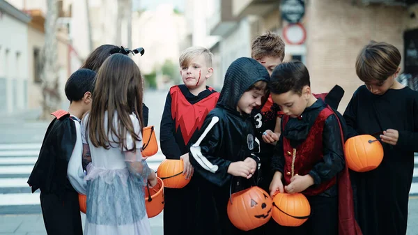 할로윈 복장을 아이들 거리에서 바구니에 사탕을 — 스톡 사진
