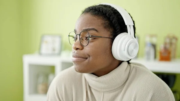 Afro Amerikaanse Vrouw Luisteren Naar Muziek Eetkamer — Stockfoto