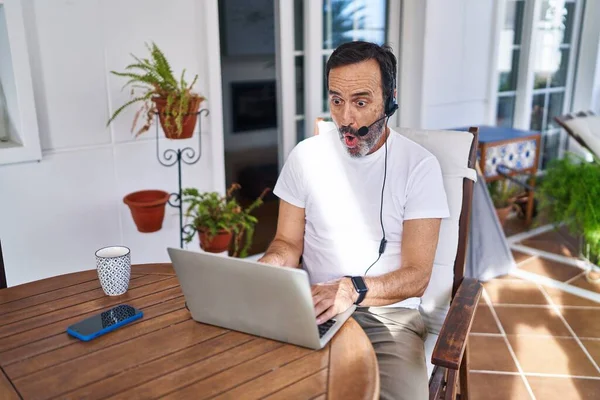 Mężczyzna Średnim Wieku Nosi Słuchawki Agenta Call Center Pracującego Domu — Zdjęcie stockowe