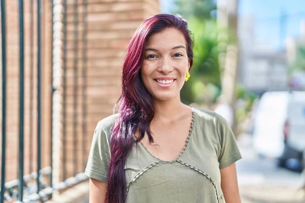 Ung Vacker Latinamerikansk Kvinna Ler Säker Stående Gatan — Stockfoto
