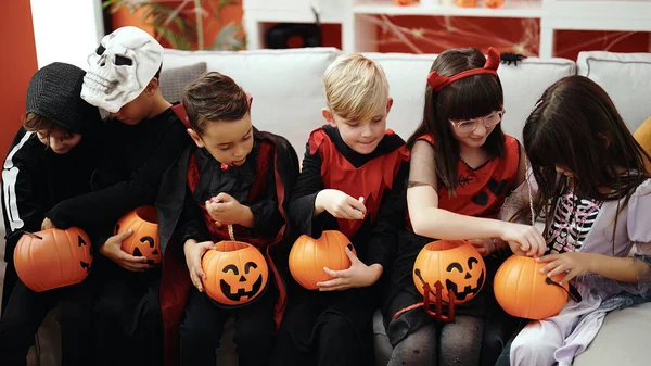 Grupo Niños Con Disfraz Halloween Comiendo Caramelos Casa —  Fotos de Stock