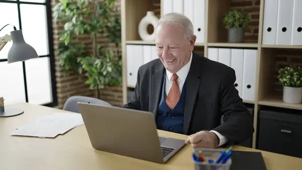 Senior Bedrijfsmedewerker Werkt Met Laptop Kantoor — Stockfoto