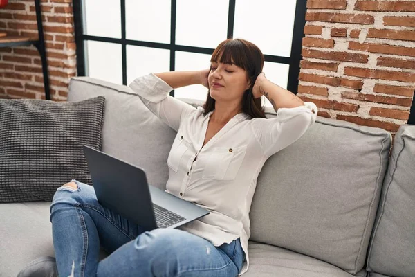 Junge Schöne Hispanische Frau Mit Laptop Entspannt Auf Sofa Hause — Stockfoto