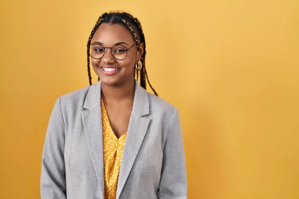 Африканська Американка Плечима Стоїть Над Жовтим Фоном Щасливою Прохолодною Посмішкою — стокове фото
