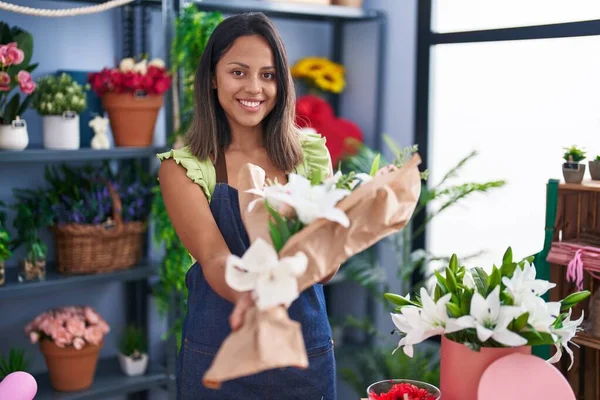 Young Hispanic Woman Florist Holding Bouquet Flowers Florist Store — Stockfoto