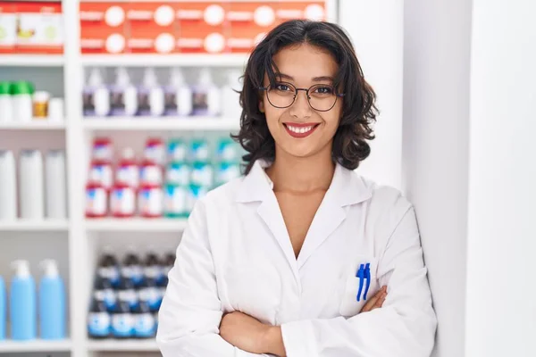 Young Beautiful Hispanic Woman Pharmacist Smiling Confident Standing Arms Crossed — Photo