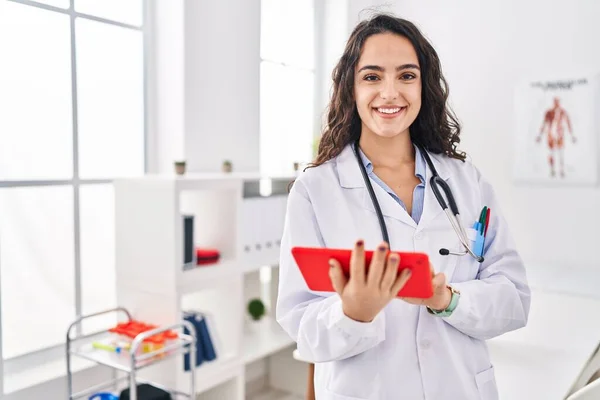 Young Hispanic Woman Wearing Doctor Uniform Using Touchpad Clinic — Stock Photo, Image