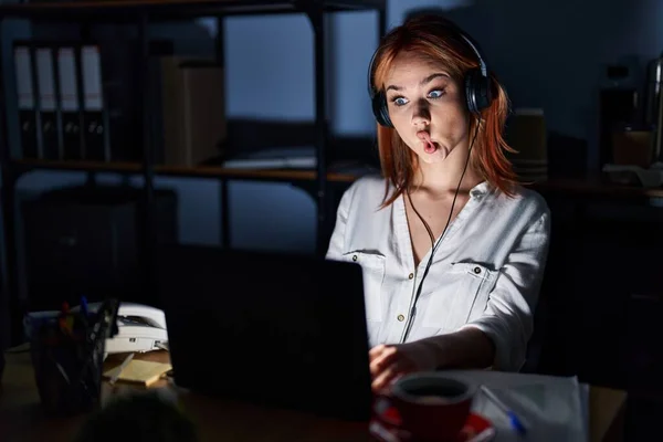 Geceleri Ofiste Çalışan Beyaz Bir Kadın Dudaklarıyla Balık Suratı Yapıyor — Stok fotoğraf