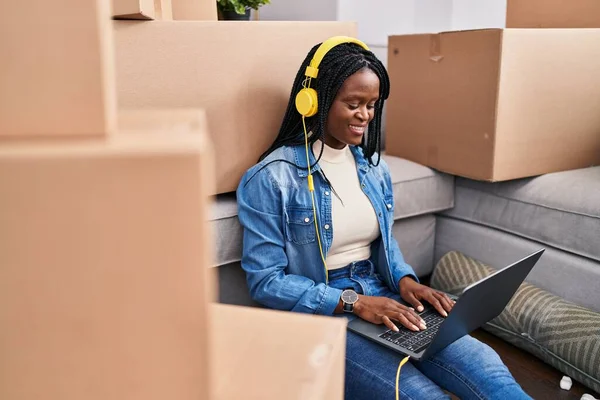 Африканская Американка Слушает Музыку Сидя Полу Новом Доме — стоковое фото