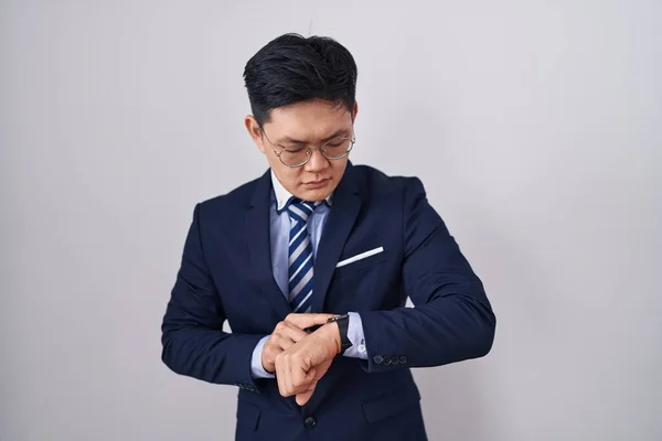 Jovem Asiático Vestindo Terno Negócios Gravata Verificando Tempo Relógio Pulso — Fotografia de Stock