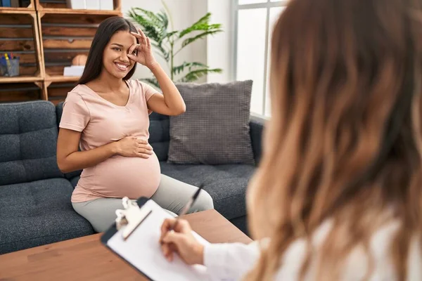 Jonge Zwangere Vrouw Therapie Sessie Glimlachen Gelukkig Doen Teken Met — Stockfoto