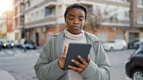Mujer Afroamericana Usando Touchpad Con Expresión Relajada Calle —  Fotos de Stock