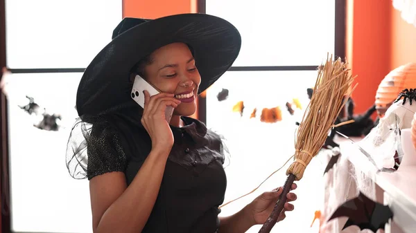 Mujer Afroamericana Con Disfraz Bruja Hablando Smartphone Sosteniendo Escoba Casa — Foto de Stock