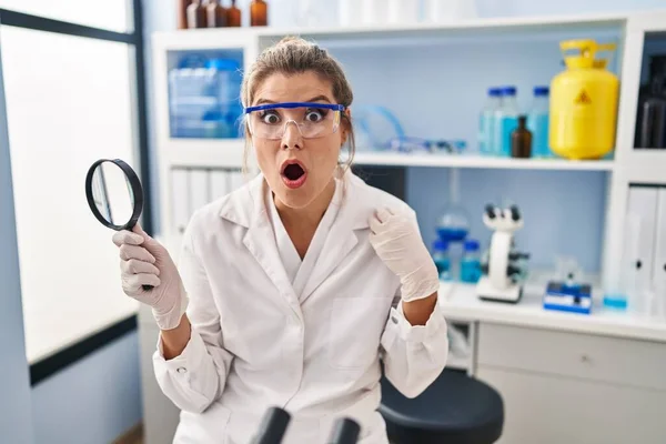 Ung Kvinna Som Arbetar Forskare Laboratorium Håller Förstoringsglas Rädd Och — Stockfoto