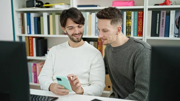 Zwei Männer Mit Computer Und Smartphone Der Uni — Stockfoto