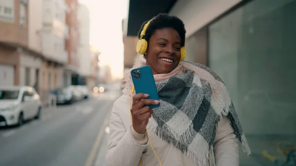 Jong Afrikaans Amerikaanse Vrouw Glimlachen Zelfverzekerd Luisteren Naar Muziek Met — Stockfoto