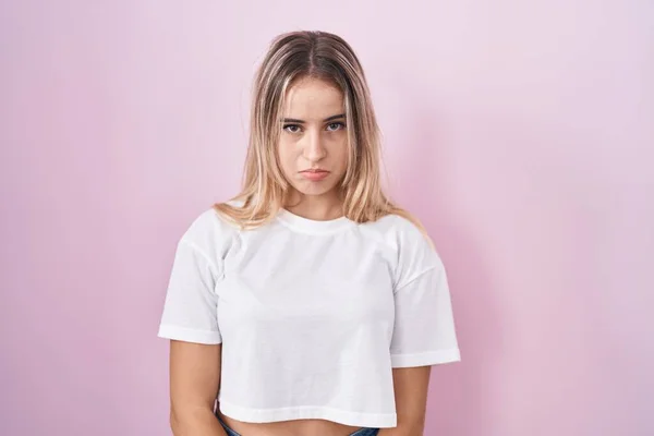 Jonge Blonde Vrouw Staat Roze Achtergrond Depressief Zorgen Maken Voor — Stockfoto