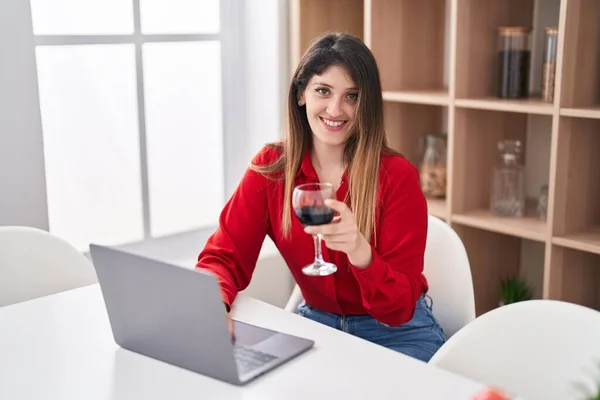 Ung Latinamerikansk Kvinna Använder Laptop Dricka Vin Hemma — Stockfoto