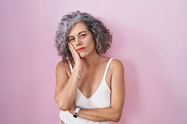 Middle Age Woman Grey Hair Standing Pink Background Thinking Looking — 图库照片