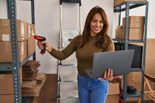 Young Latin Woman Business Worker Scanning Package Using Barcode Reader — Stock Photo, Image