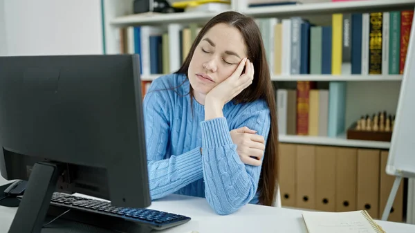 Mladá Běloška Žena Student Unavený Spací Stole Knihovně Univerzity — Stock fotografie