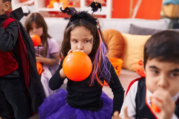 Grupa Dzieci Kostiumie Halloween Nadmuchiwanie Balonów Domu — Zdjęcie stockowe
