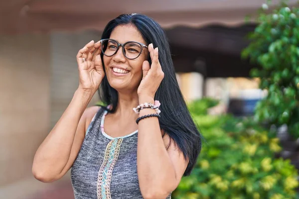 Mulher Hispânica Meia Idade Sorrindo Confiante Vestindo Óculos Rua — Fotografia de Stock