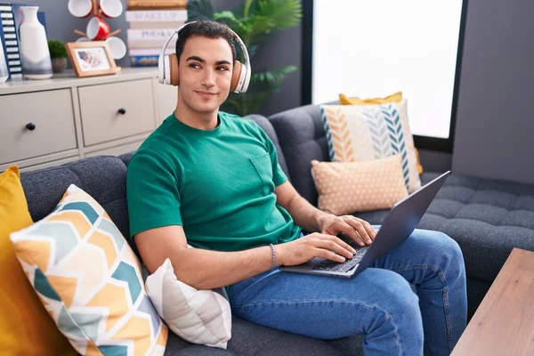 Jovem Hispânico Usando Laptop Fones Ouvido Sentados Sofá Casa — Fotografia de Stock