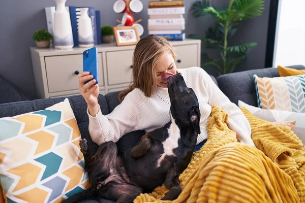 Junge Blonde Frau Macht Selfie Mit Smartphone Und Sitzt Mit — Stockfoto