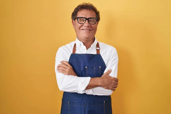 Hombre Hispano Mediana Edad Vistiendo Delantal Cocinero Profesional Cara Feliz —  Fotos de Stock