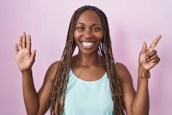 Африканская Американка Стоит Розовом Фоне Показывает Пальцем Номер Семь Улыбаясь — стоковое фото