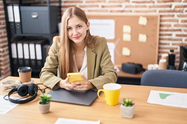 Young Caucasian Woman Business Worker Using Smartphone Working Office — Stock Photo, Image