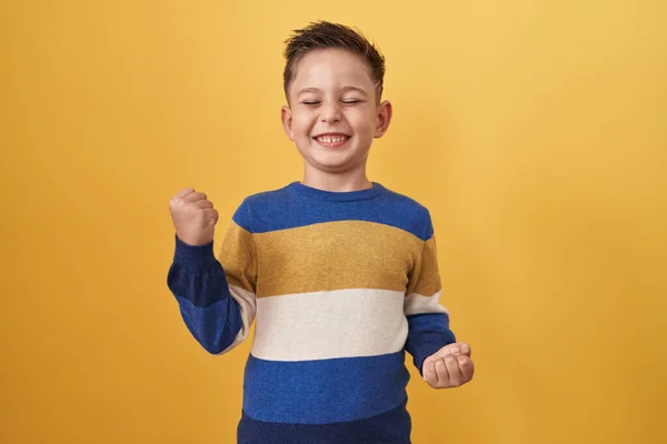 Маленький Іспаномовний Хлопчик Стоїть Над Жовтим Тлом Святкуючи Здивований Вражений — стокове фото