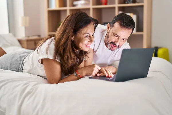 Mann Und Frau Mittleren Alters Benutzen Laptop Der Schlafzimmer Auf — Stockfoto