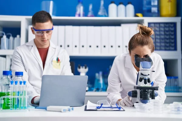 Científicos Del Hombre Mujer Usando Portátil Microscopio Trabajando Laboratorio —  Fotos de Stock