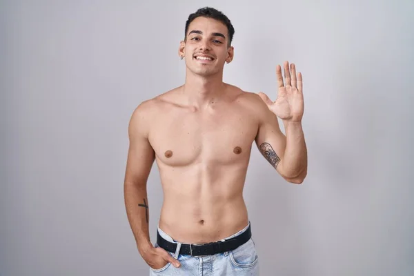 Schöner Hispanischer Mann Der Ohne Hemd Dasteht Und Fröhlich Grüßt — Stockfoto