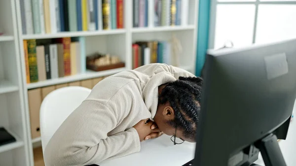 Studente Donna Afroamericana Utilizzando Computer Stressato Presso Università Biblioteca — Foto Stock