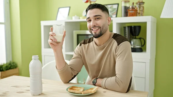 Hombre Árabe Joven Desayunando Sentado Mesa Casa —  Fotos de Stock