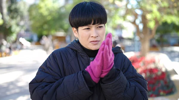 Young Chinese Woman Wearing Winter Gloves Park — Stockfoto