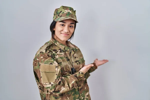 Młoda Południowoazjatycka Kobieta Mundurze Armii Kamuflażu Zapraszając Wejścia Uśmiechnięty Naturalny — Zdjęcie stockowe