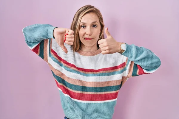 Young Blonde Woman Standing Pink Background Doing Thumbs Disagreement Agreement — Foto de Stock