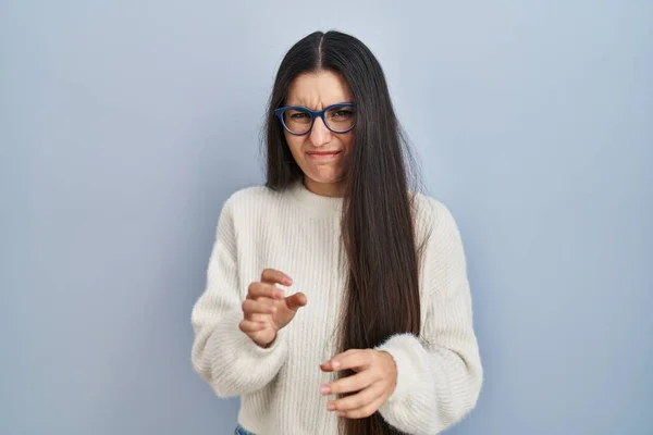 Young Hispanic Woman Wearing Casual Sweater Blue Background Disgusted Expression — Stock Photo, Image