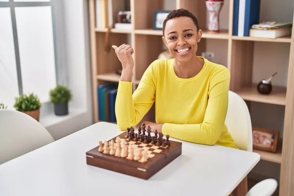 Afričanky Americká Žena Hraje Šachy Sedí Stole Ukazuje Palcem Nahoru — Stock fotografie