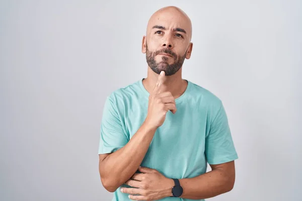 Middle Age Bald Man Standing White Background Thinking Concentrated Doubt — Stock Photo, Image