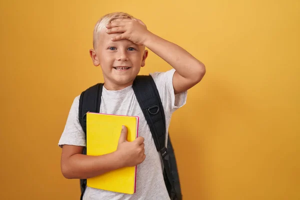 Malý Běloch Nosí Studentský Batoh Drží Knihu Vystresovanou Frustrovanou Rukou — Stock fotografie