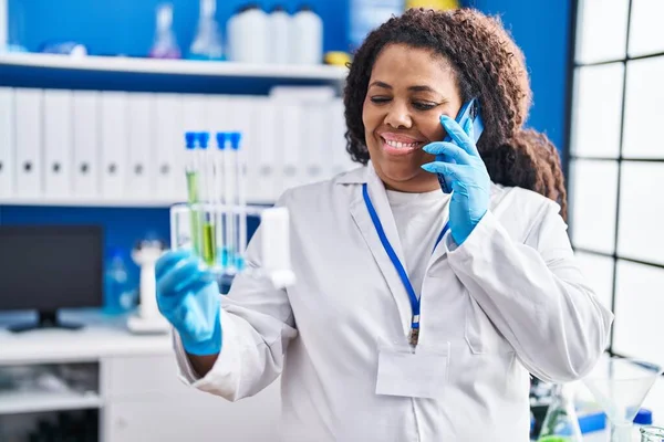 Afrika Kökenli Amerikalı Bilim Kadını Laboratuvarda Elinde Test Tüpleriyle Akıllı — Stok fotoğraf