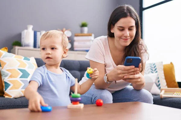 Anne Oğlu Akıllı Telefon Kullanıyor Evde Oynuyorlar — Stok fotoğraf