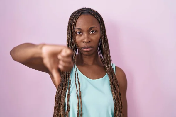 Africano Americano Mulher Sobre Fundo Rosa Olhando Infeliz Irritado Mostrando — Fotografia de Stock